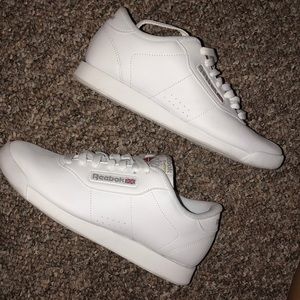 classic reebok’s! worn twice!⚡️⚡️